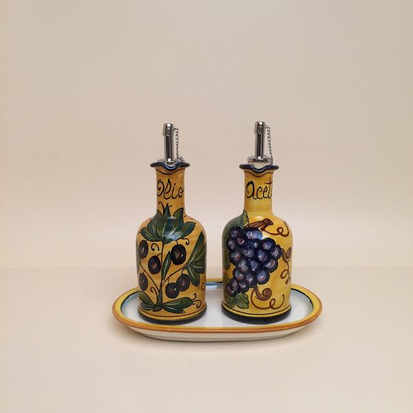Set of 2 oil and vinegar bottles with handle, cm.15h with tray